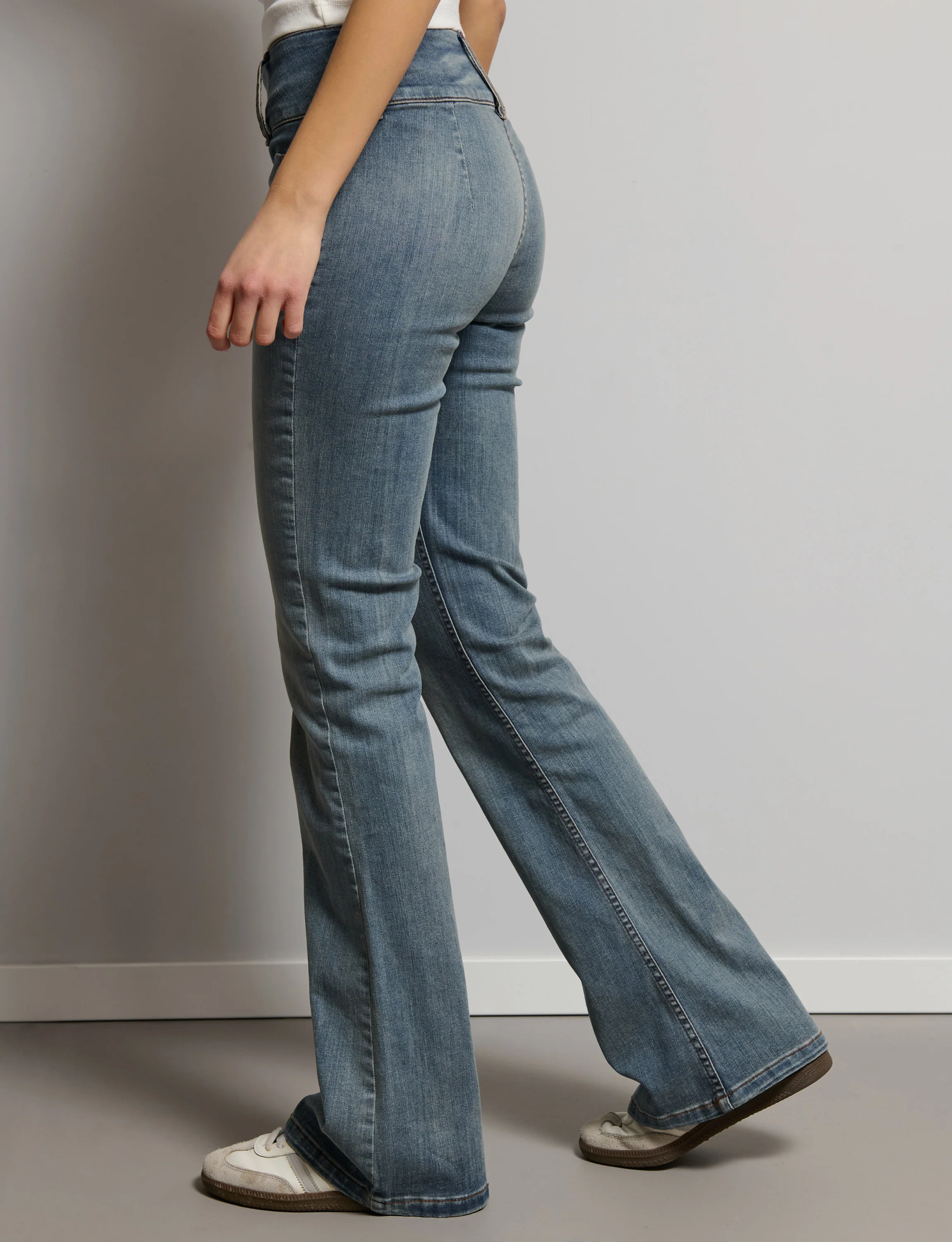 Jeans flare con triplo bottone - Image 2