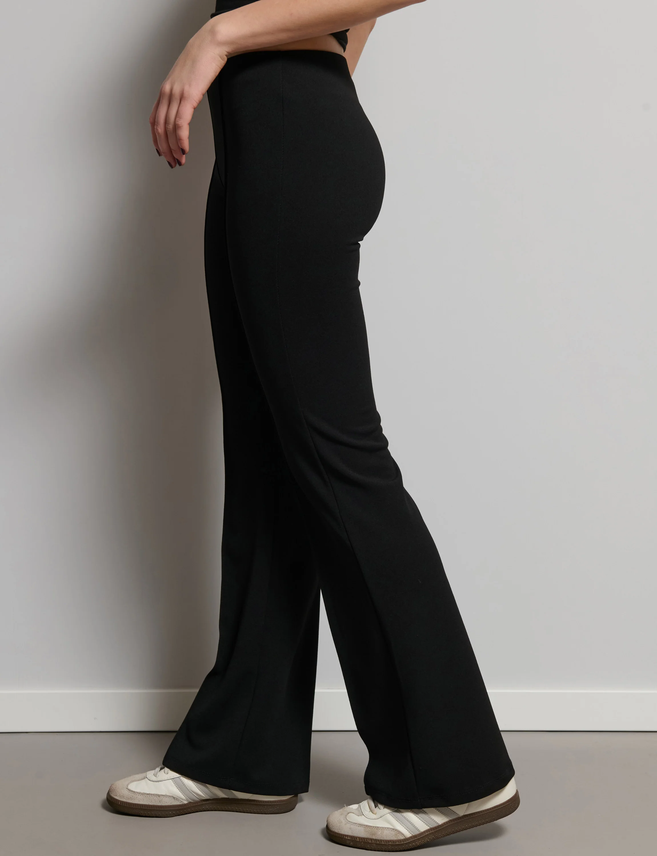 Pantalone nero elastico con nervatura - Image 3
