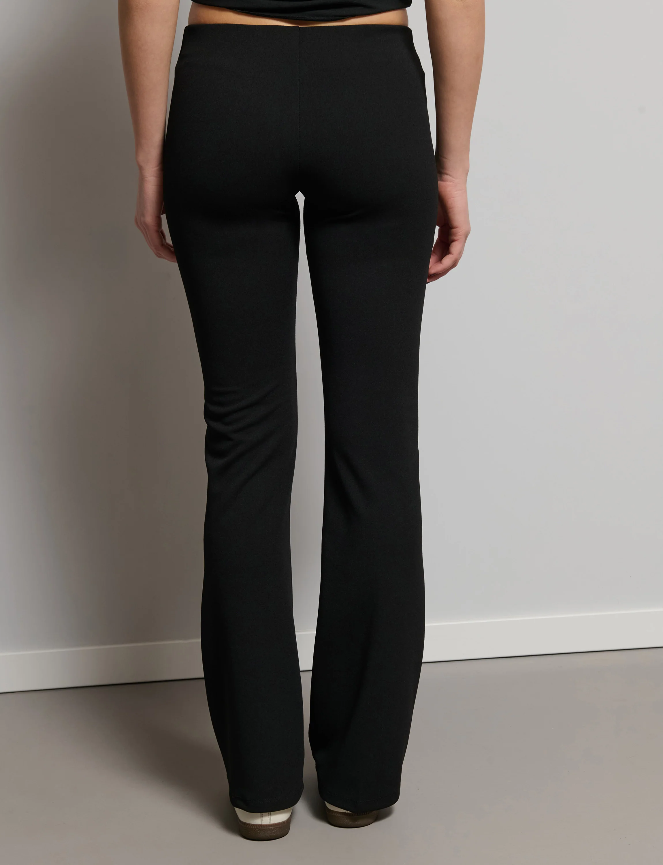 Pantalone nero elastico con nervatura - Image 4