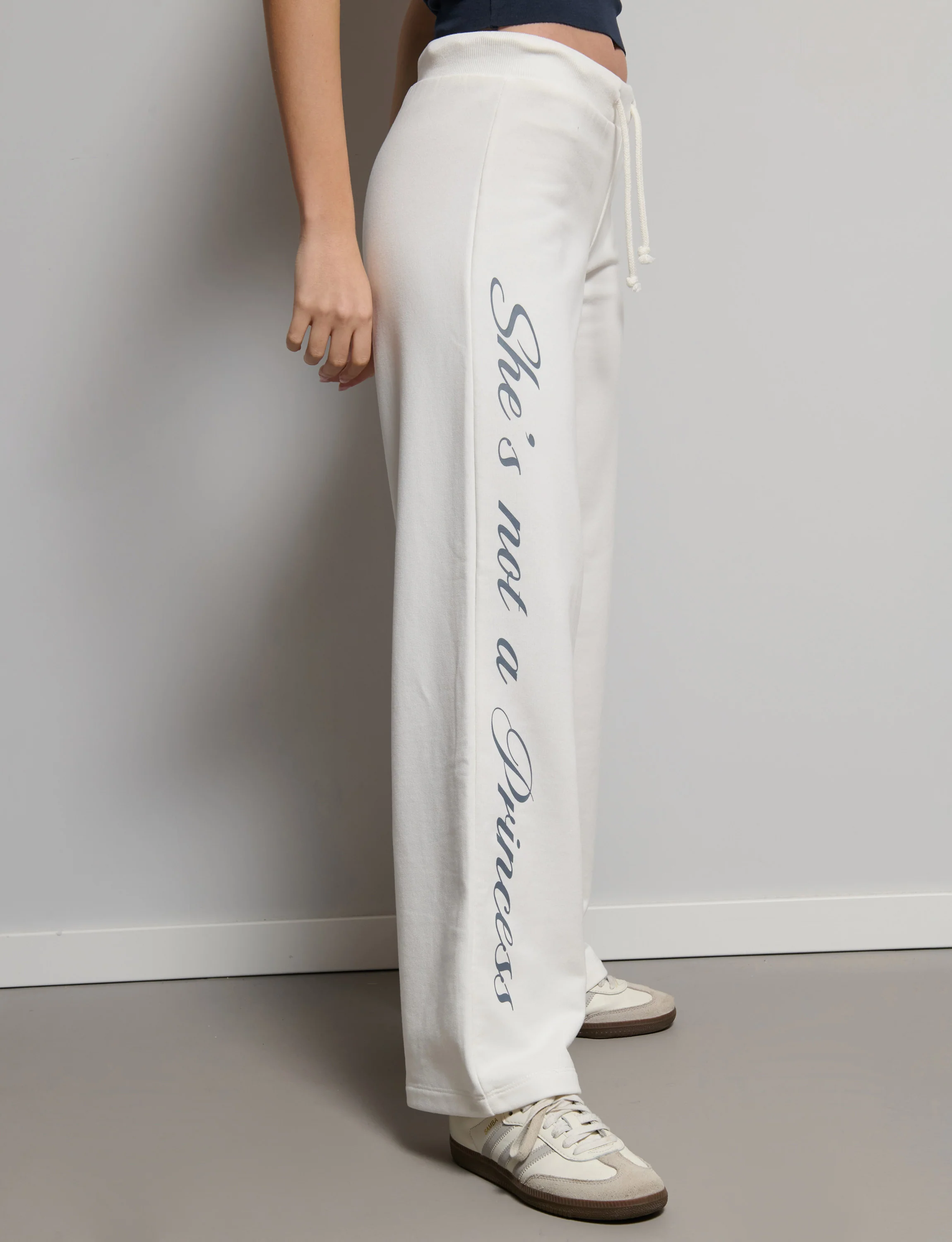 Pantalone tuta con scritta "She's not a Princess" - Image 3