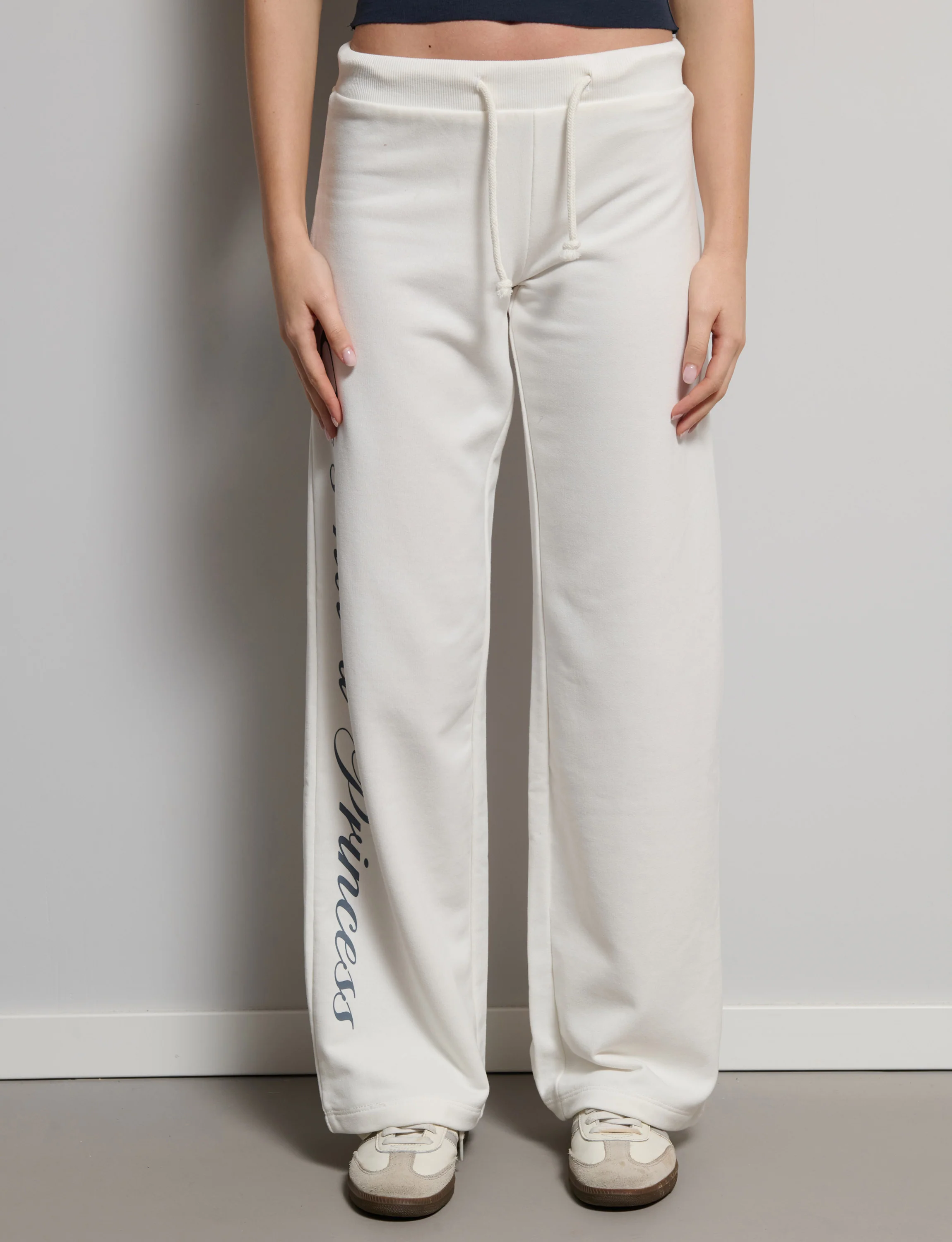 Pantalone tuta con scritta "She's not a Princess" - Image 4