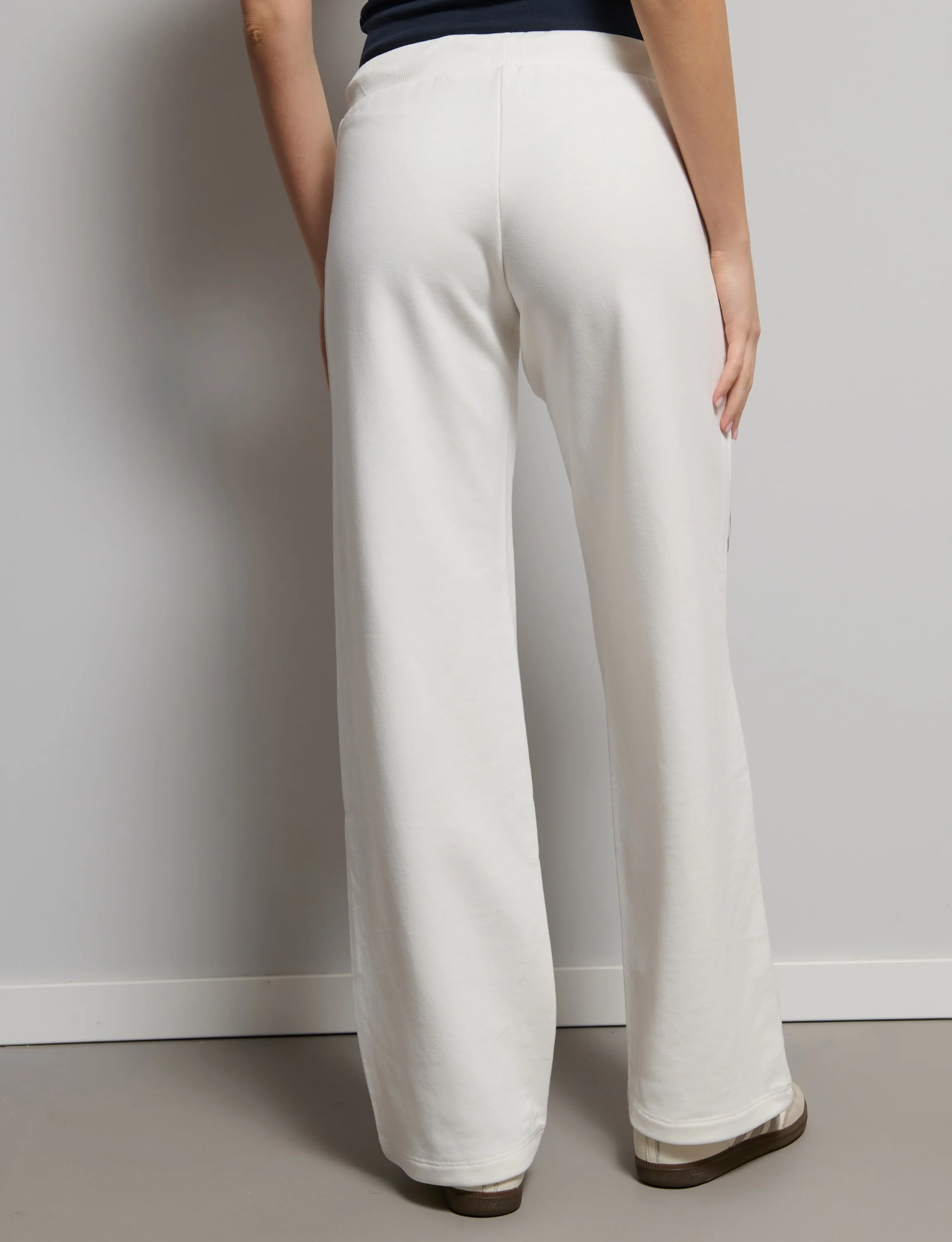 Pantalone tuta con scritta "She's not a Princess" - Image 5