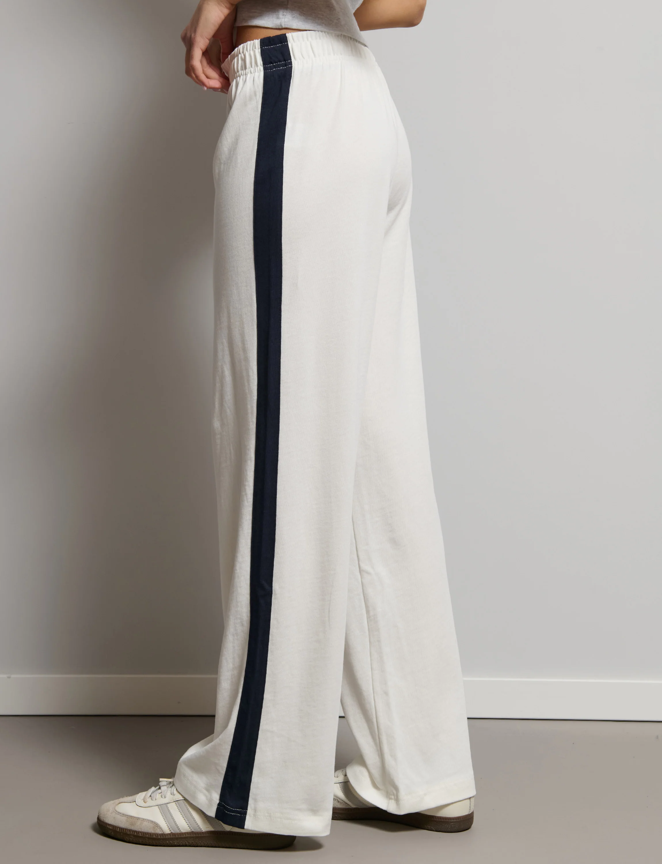 Pantalone tuta wide bianchi con banda blu navy - Image 3