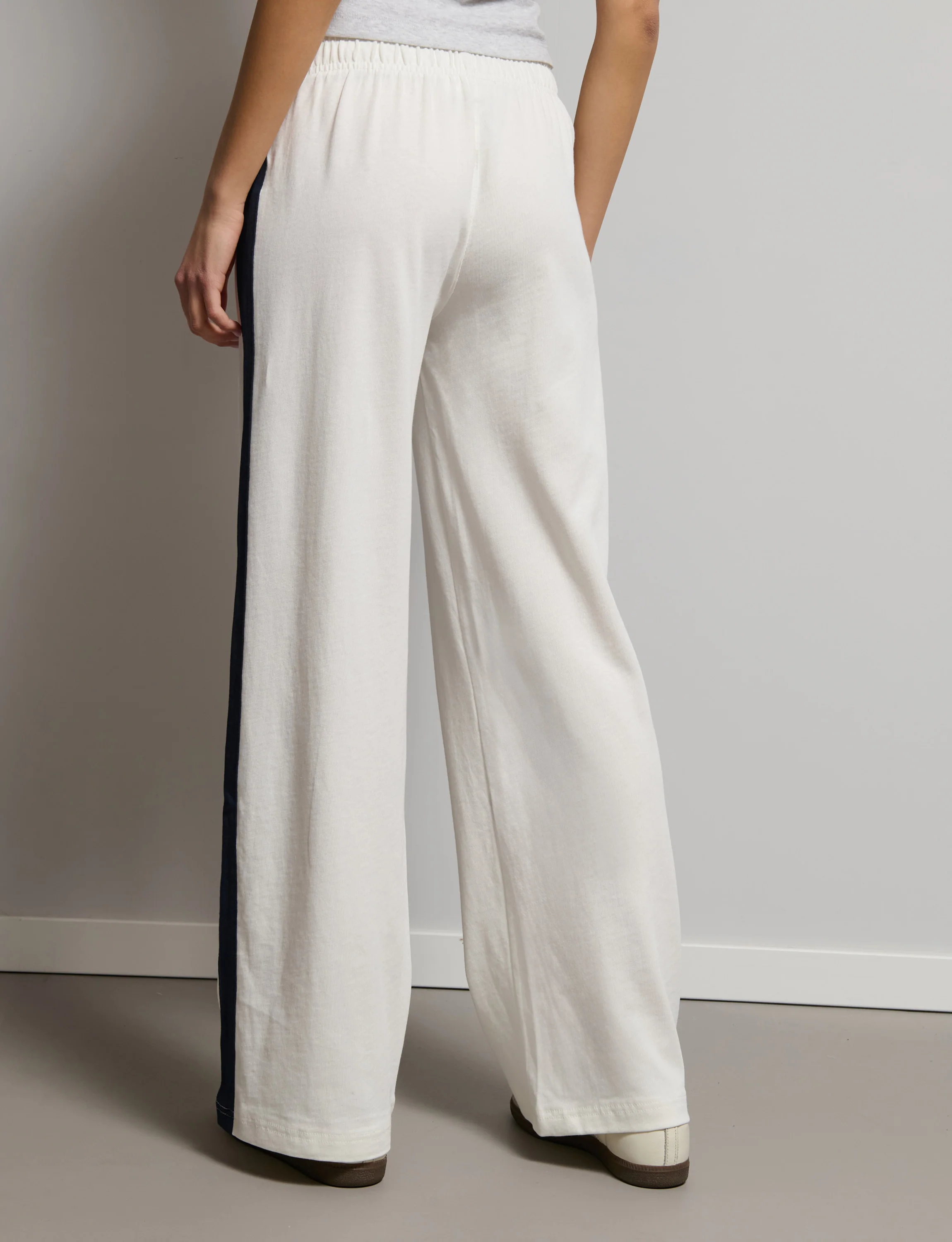 Pantalone tuta wide bianchi con banda blu navy - Image 4