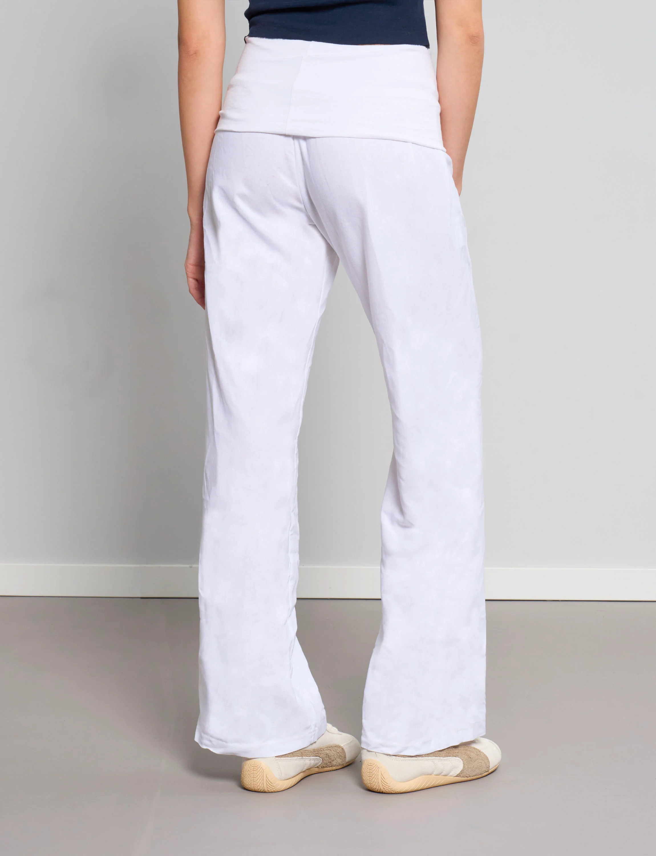 Pantalone bianco in lino con fascia - Image 4