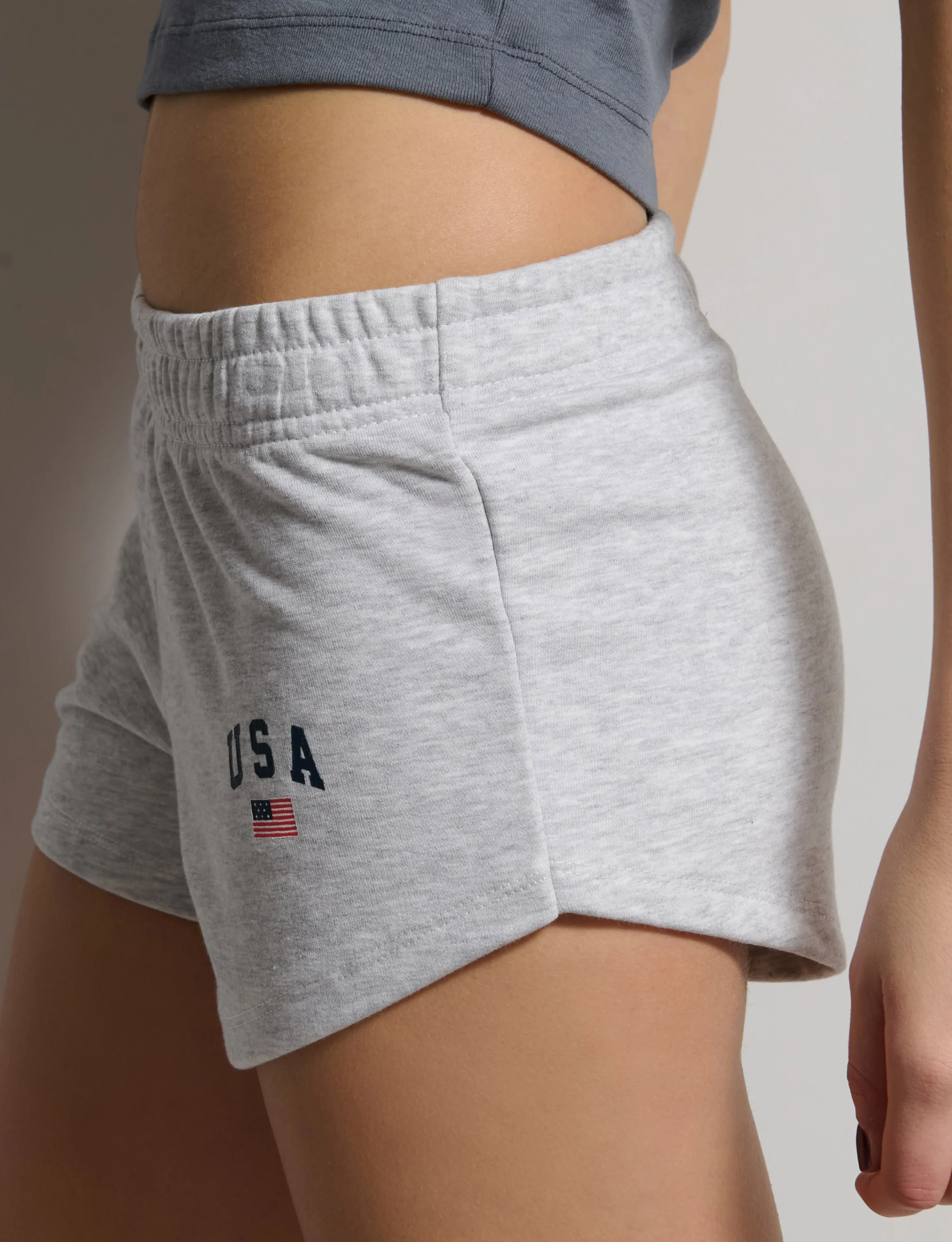 Short grigi in felpa con stampa USA - Image 3