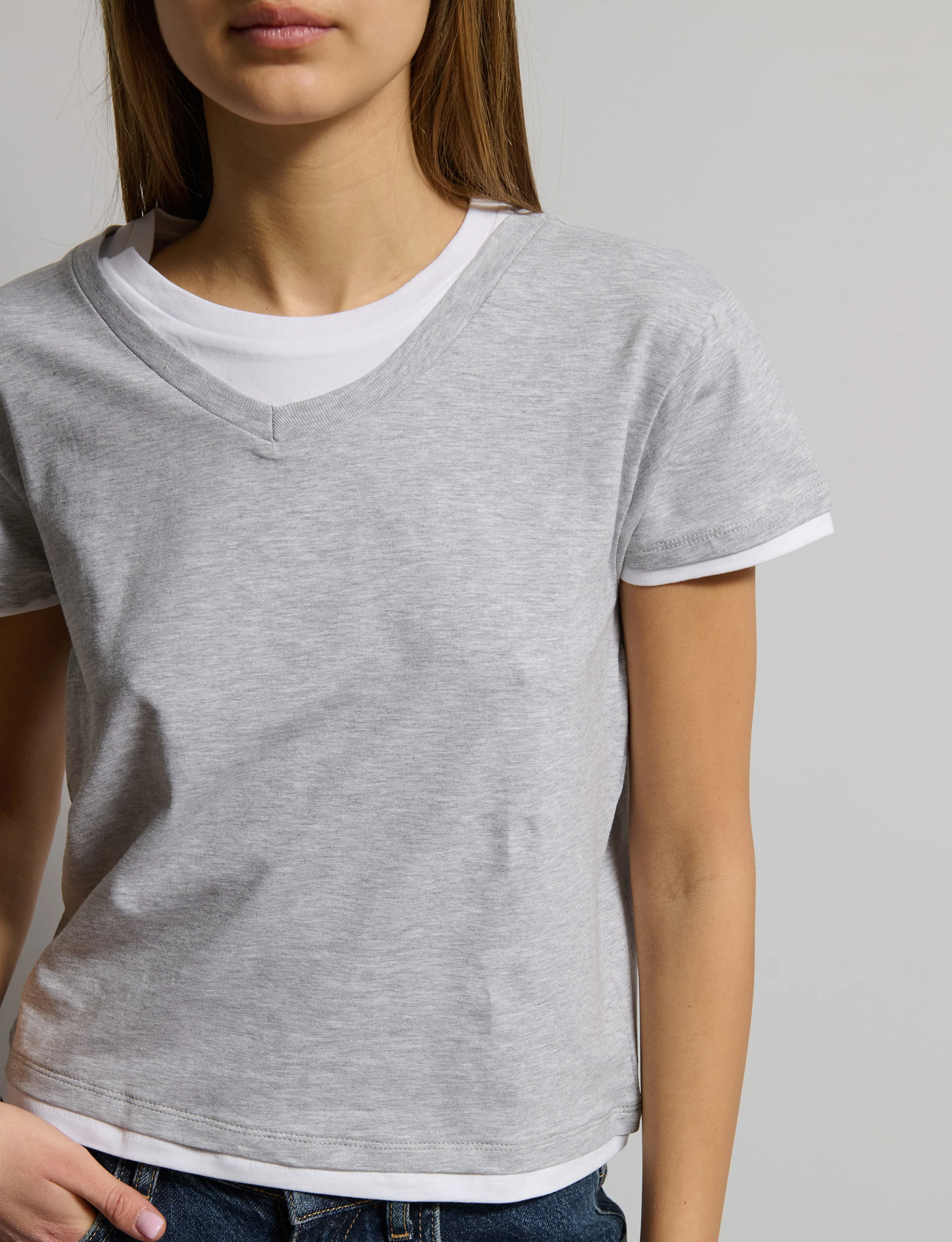 T-shirt grigia e bianca a doppio strato - Image 3