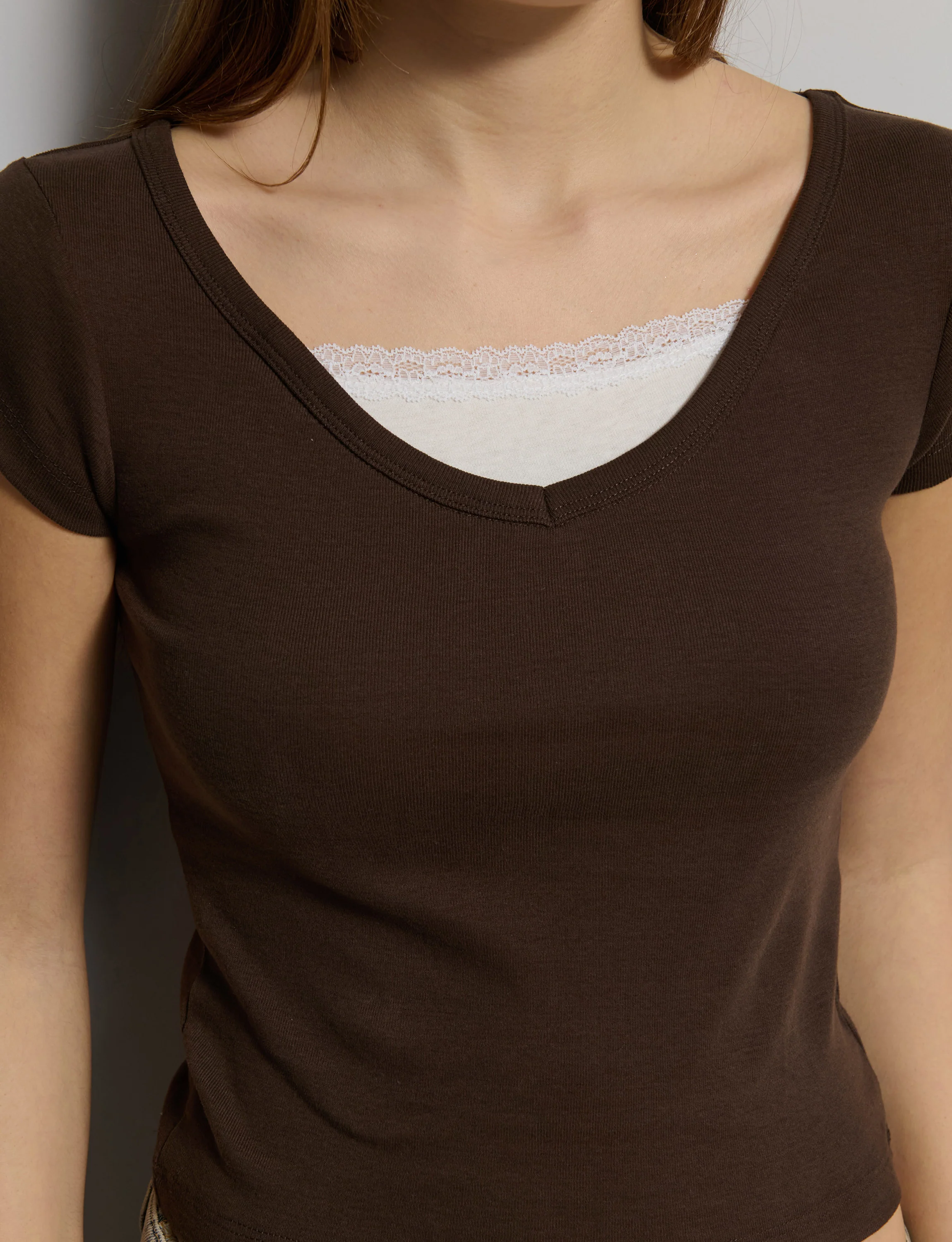 T-shirt doppia marrone con pizzo - Image 2