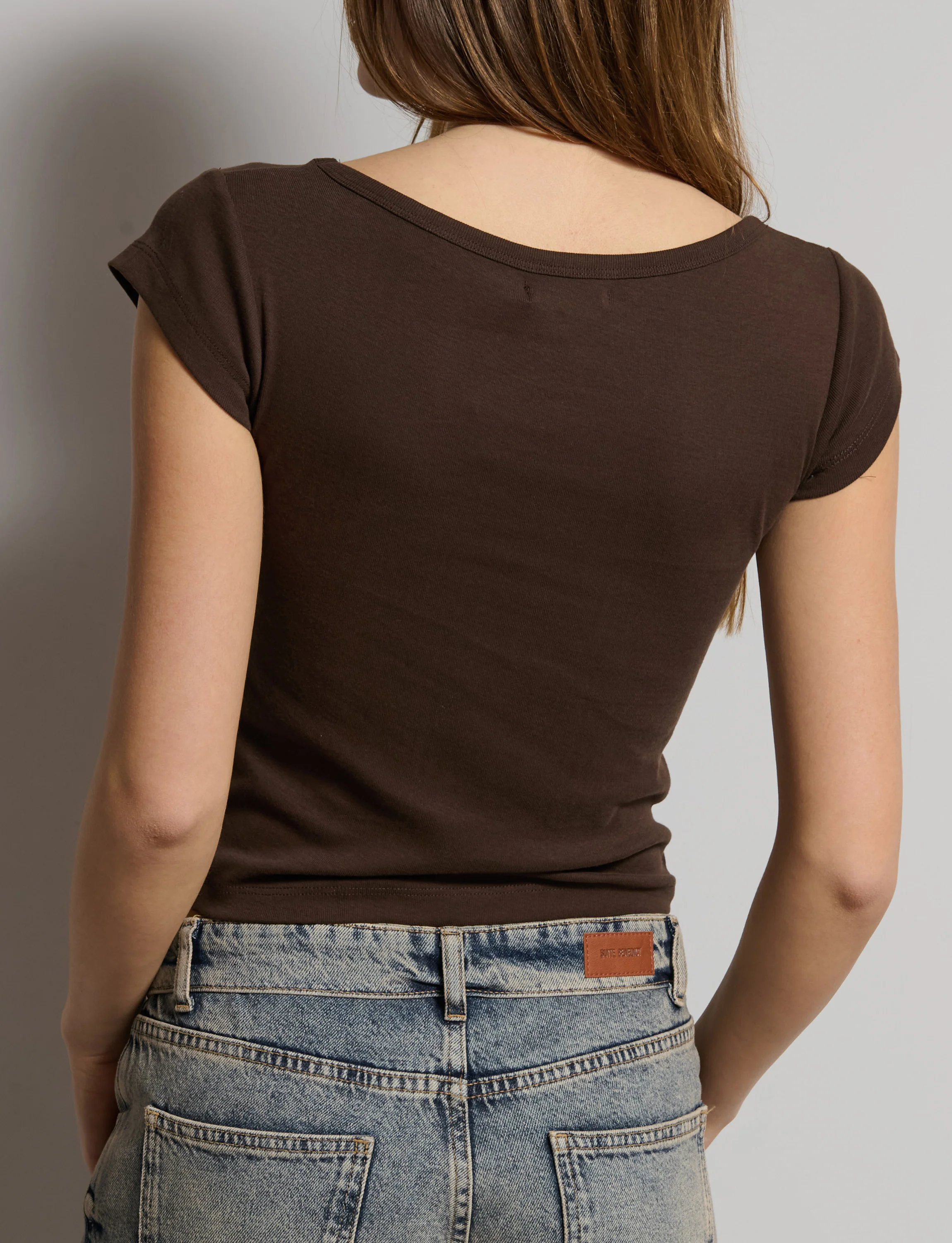 T-shirt doppia marrone con pizzo - Image 3