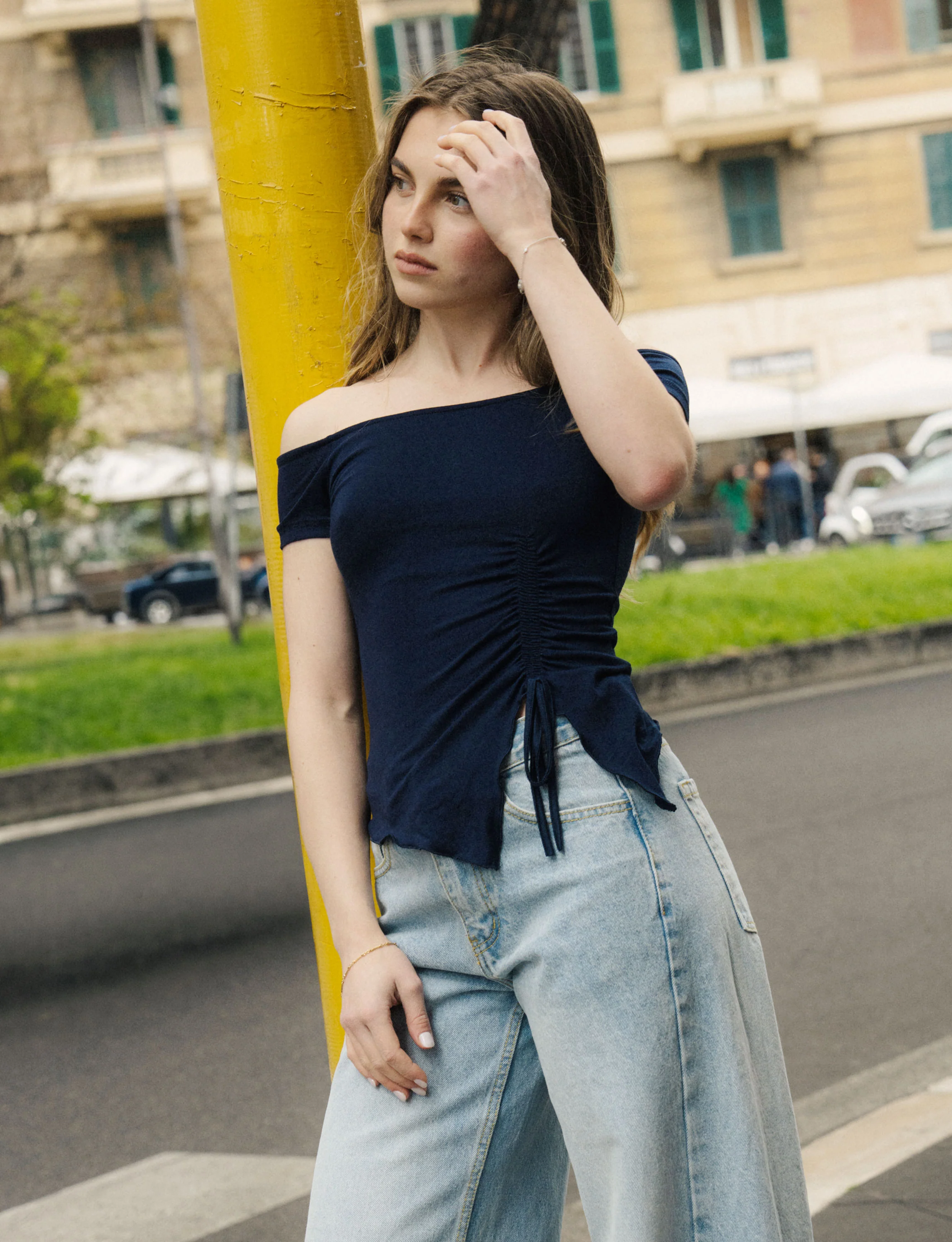 Top blu navy a spalle scoperte
