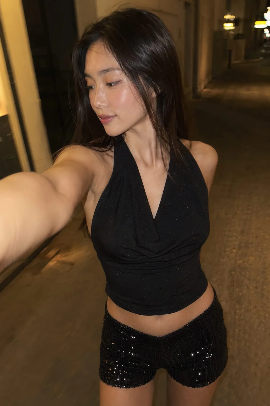 Top nero in lurex con scollo morbido e schiena scoperta